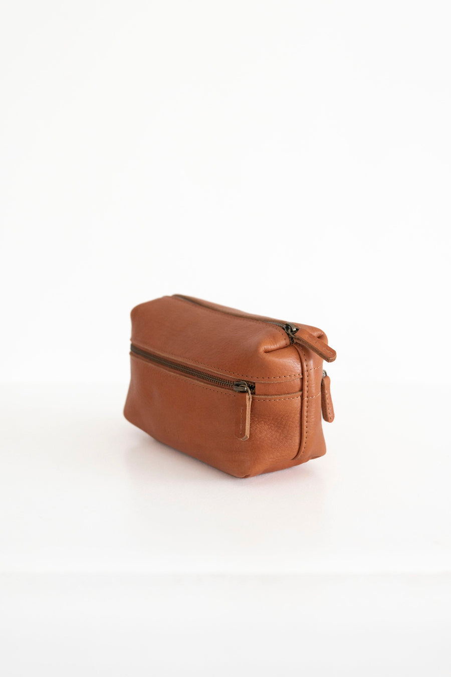 Leather Toiletry Bag. Utility Bag.
Full grain leather necessaire. Essential travel accessory. Small makeup bag
It is lined with cotton fabric. Wide-open interior for easy access to toiletries and other daily essentials. Featuring two zippered exterior pockets.