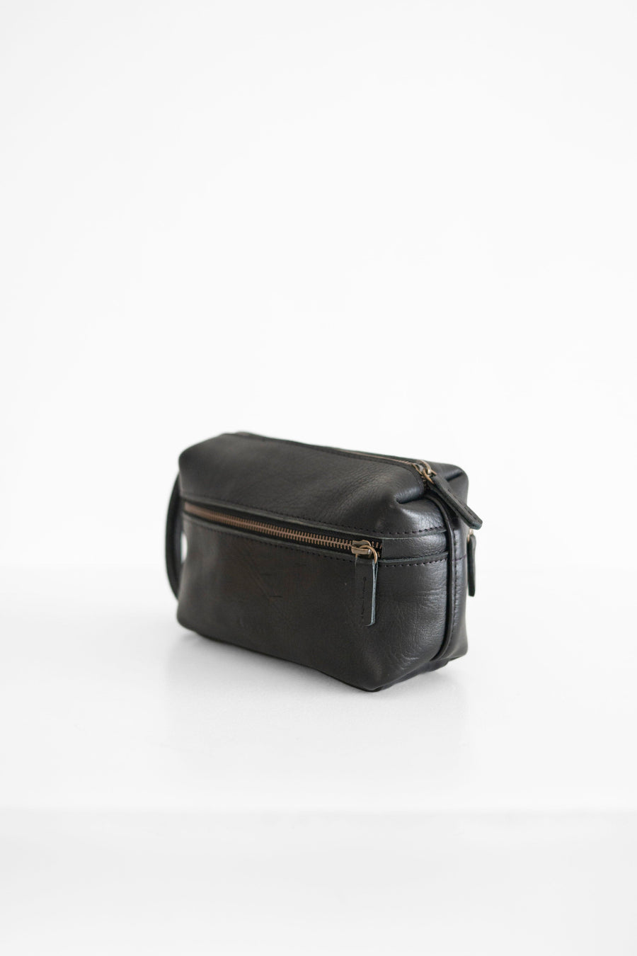 Full grain leather necesaire. Essential travel accessory. Small makeup bag
It is lined with cotton fabric. Wide-open interior for easy access to toiletries and other daily essentials. Featuring two zippered exterior pockets.