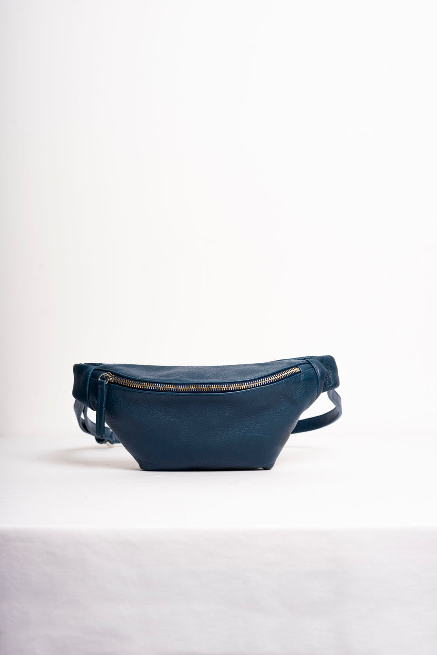 Leather fanny pack. Full grain leather belt bag. Vegetable tanned leather.