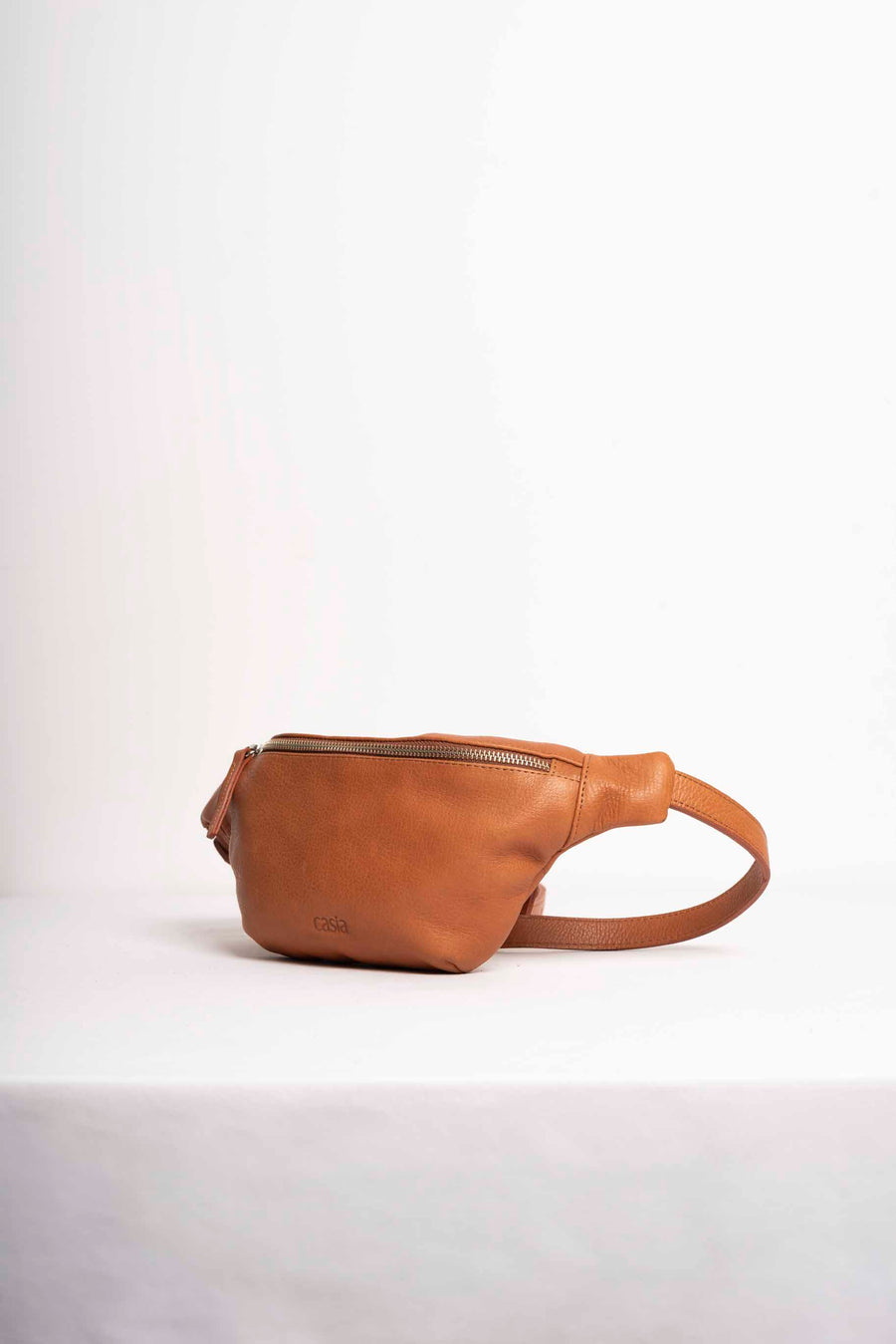 Leather fanny pack. Full grain leather belt bag. Caramel vegetable tanned leather.