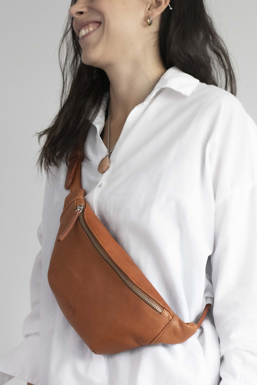 Leather fanny pack. Full grain leather belt bag. Caramel vegetable tanned leather.