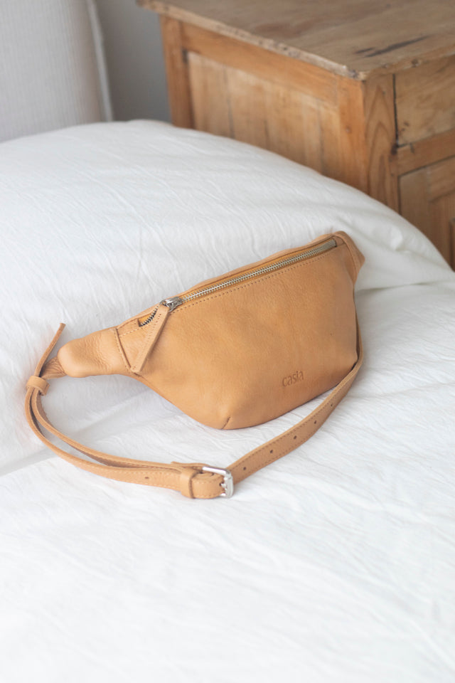 Leather Fanny Pack handmade with full-grain vegetable-tanned leather dyed using natural pigments to ensure our pieces are environmentally friendly.
Our leathers are achieved naturally. They are not painted, and no industrial process has been applied to them to neutralize their marks. The color of our leather accessories may vary slightly from one batch to another.