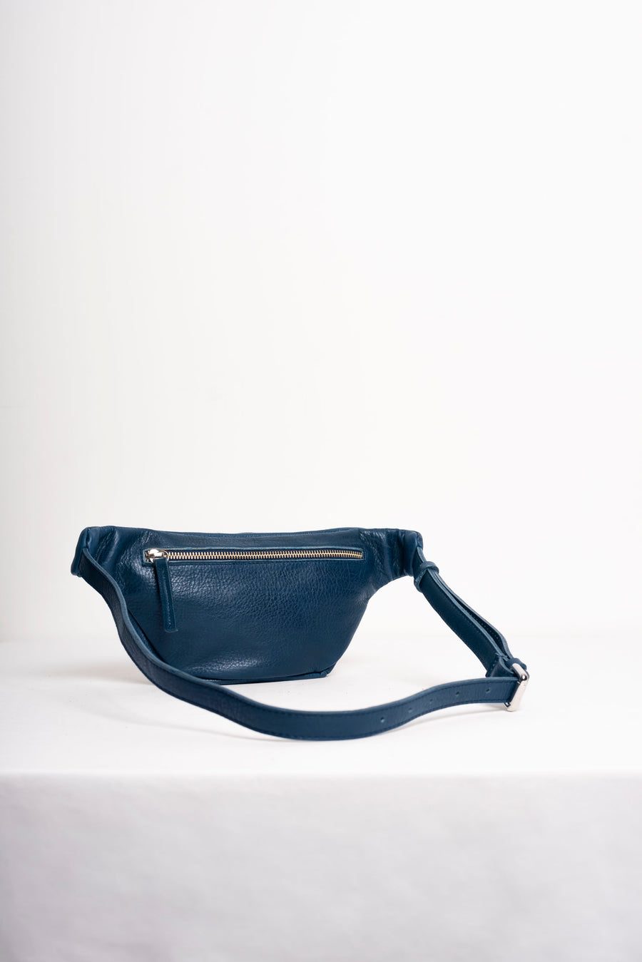 Leather fanny pack. Full grain leather belt bag. Vegetable tanned leather.