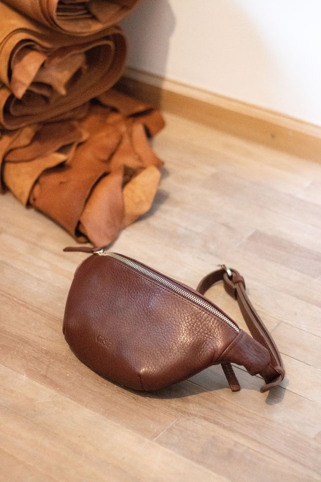 Leather fanny pack. Full grain leather belt bag. Vegetable tanned leather.